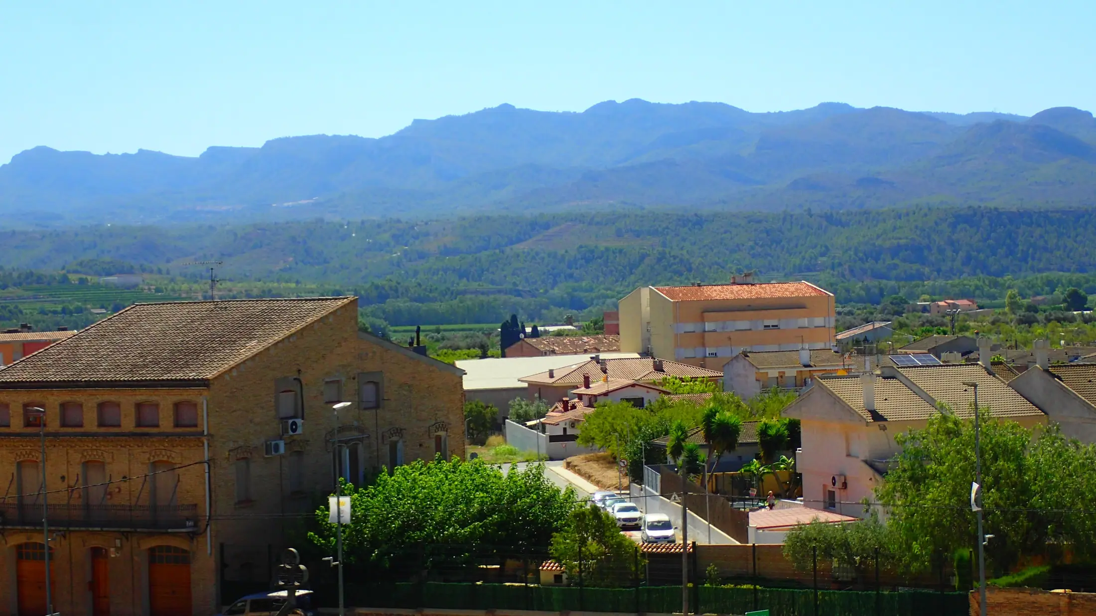 The Serra de Cavalls mountains rising behind the rooftops of Móra d'Ebre